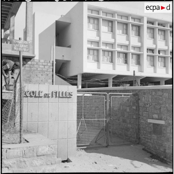 Construction d'une école de filles à la Redoute.