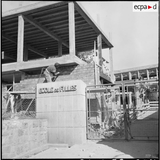 Construction d'une école de filles à la Redoute.