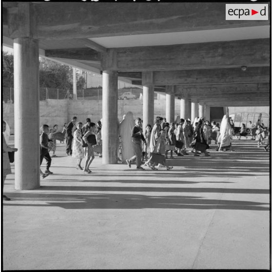 Les élèves, toujours accompagnés de leurs parents, se dirigent vers leurs classes.