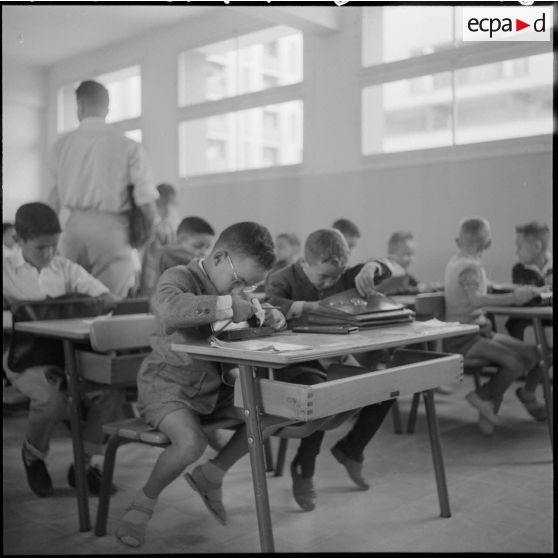 A l'intérieur d'une salle de classe, à l'occasion de la rentrée à l'école de filles et de garçons de la cité de Fougeroux, quartier à Bouzareah.