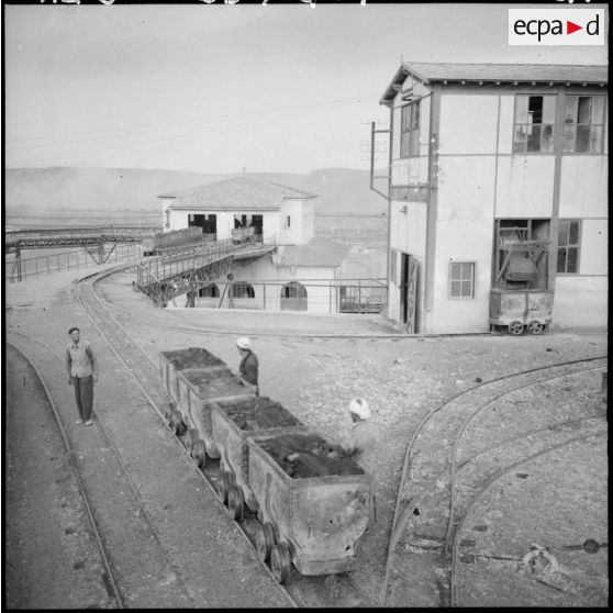 Chargement du minerai sur les wagonnettes.