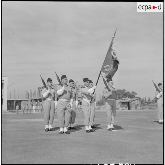 Le drapeau du 41ème Régiment des Transmissions (RT) et son ancienne garde.