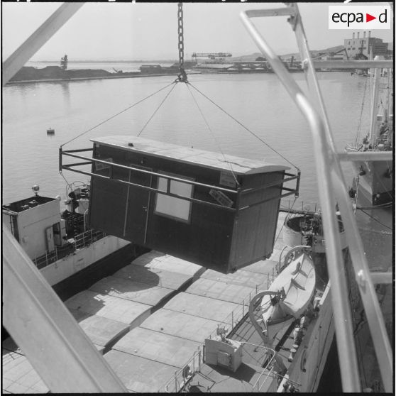 Déchargement de bâtiments mobiles meublés sur le port de Bône.