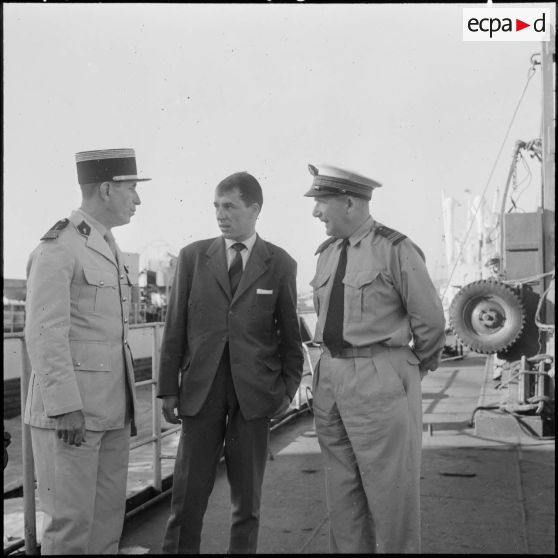 Le commandant de bord du TCD (transport de chalands de débarquement) "Foudre" et Mr de Peslouan s'entretiennent avec le colonel Eugène, chargé de l'acheminement des bâtiments mobiles meublés sur le port de Bône.
