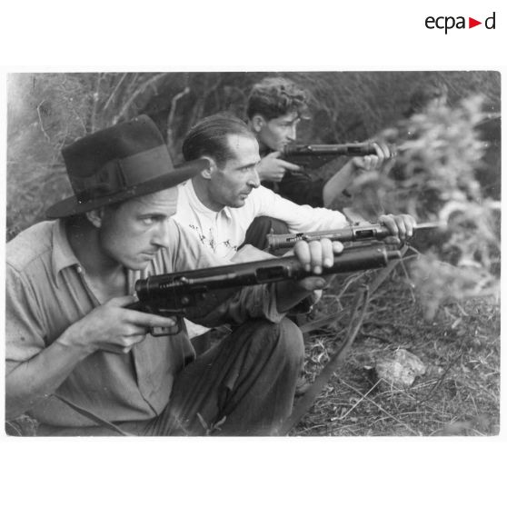 Résistants corses postés dans le maquis armés de pistolets-mitrailleurs Sten Mk II.