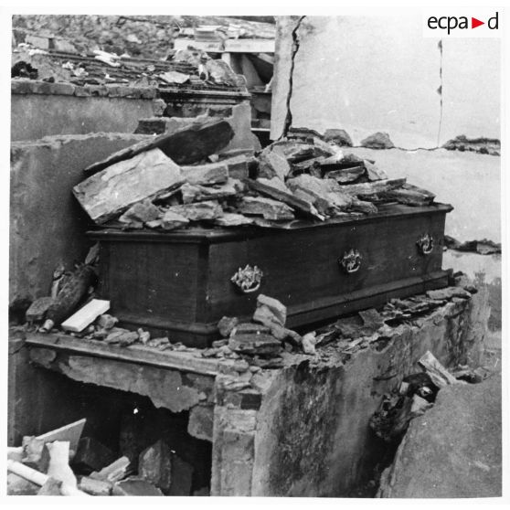 Le cimetière de Bastia après l'explosion du dépôt allemand de munitions.