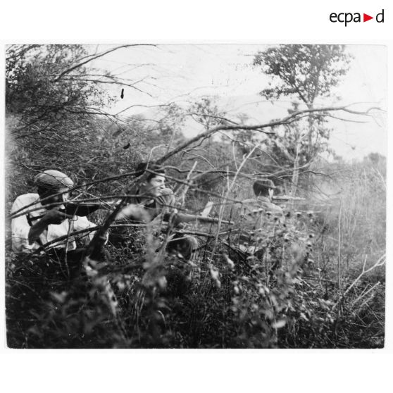 Résistants corses dans le maquis armés de pistolets-mitrailleurs Sten Mk II.