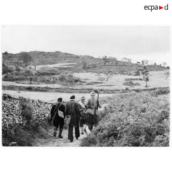 Des tirailleurs marocains, en mission de reconnaissance, sont guidés vers le col de San Stefano par des partisans corses.