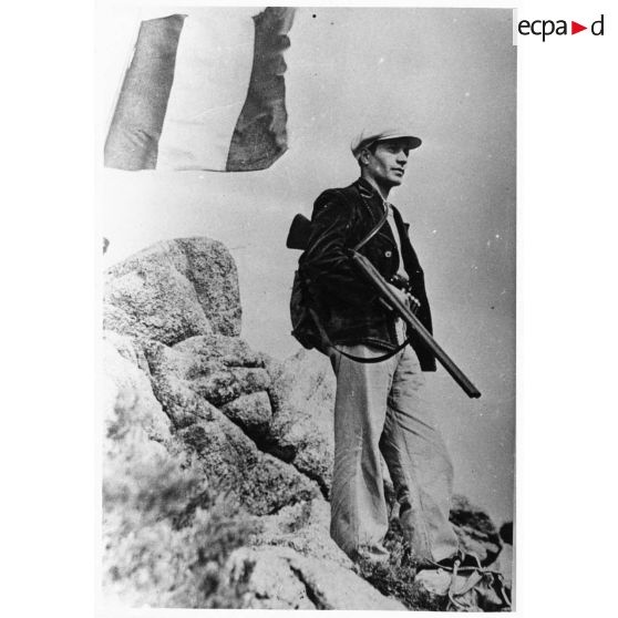 Résistant corse armé d'un fusil de chasse dans le maquis.