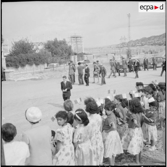 Arrivée des autorités civiles et militaires pour l'inauguration du foyer des jeunes de Clairfontaine.