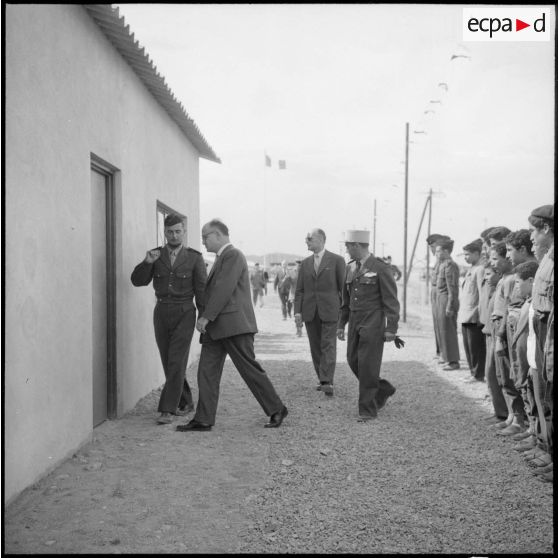 Mr Le Bigot, délégué ministériel à la Marine et président de l'association Seine - Algérie visite le foyer des garçons.