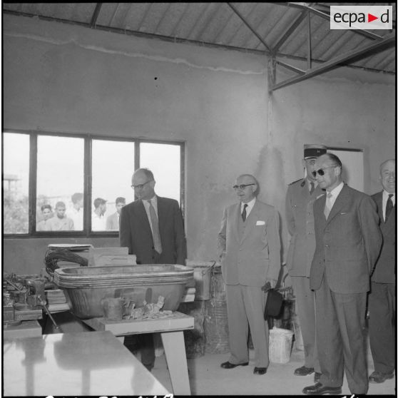 Mr Le Bigot, délégué ministériel à la Marine et président de l'association Seine - Algérie visite l'atelier des garçons.