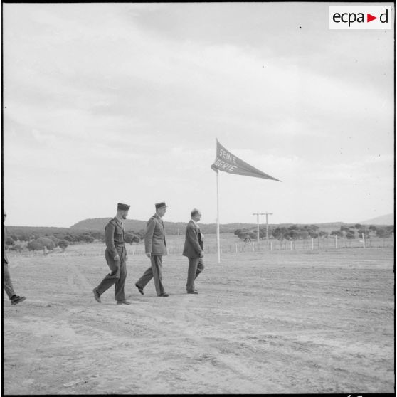 Mr Le Bigot, délégué ministériel à la Marine et président de l'association Seine - Algérie passe devant le fanion de l'association, accompagné par des autorités militaires.