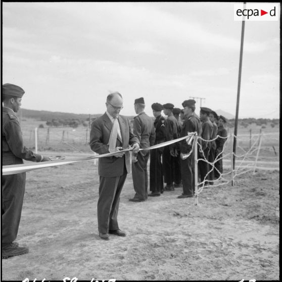 Mr Le Bigot, délégué ministériel à la Marine et président de l'association Seine - Algérie inaugure les logements offerts par l'association.