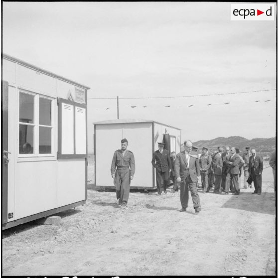 Mr Le Bigot, délégué ministériel à la Marine et président de l'association Seine - France visite les baraques offertes par l'association, accompagné par des autorités civiles et militaires.