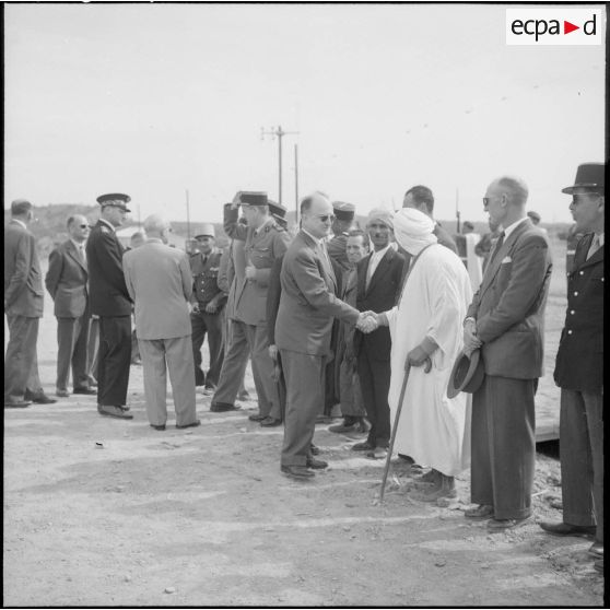 Poignée de main entre Mr Le Bigot, délégué ministériel à la Marine et président de l'association Seine - Algérie et Mr Ben Messaoud, 1er adjoint au maire de Clairfontaine.