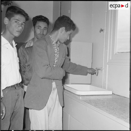 Les enfants de Clairfontaine découvrent leurs nouveaux logements.