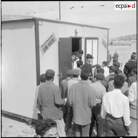 Les enfants de Clairfontaine découvrent leurs nouveaux logements.