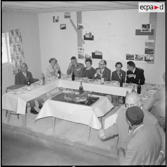 Des personnalités civiles et militaires sont réunies autour d'un méchoui, à l'occasion de l'inauguration du foyer des jeunes de Clairfontaine.