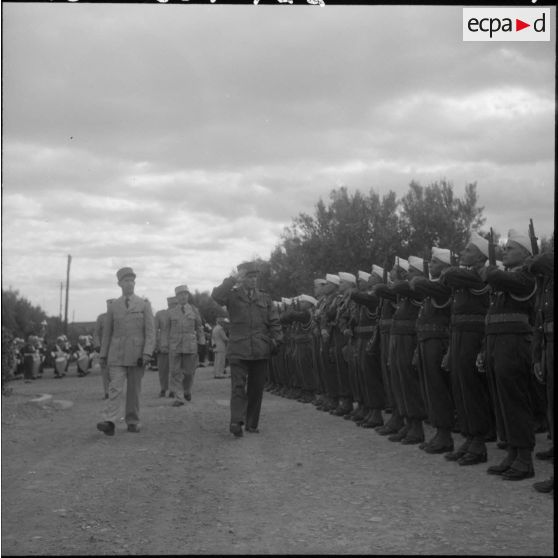 Le général Pedron passe en revue les pelotons d'honneur.