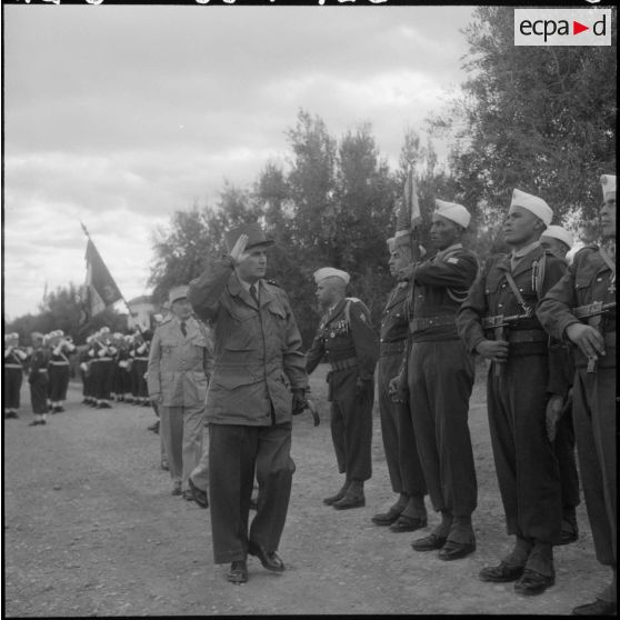 Le général Pedron passe en revue les pelotons d'honneur.