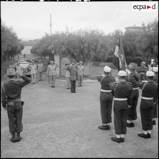 Les personnalités saluent le drapeau du 21e régiment de tirailleurs algériens (21e RTRn).