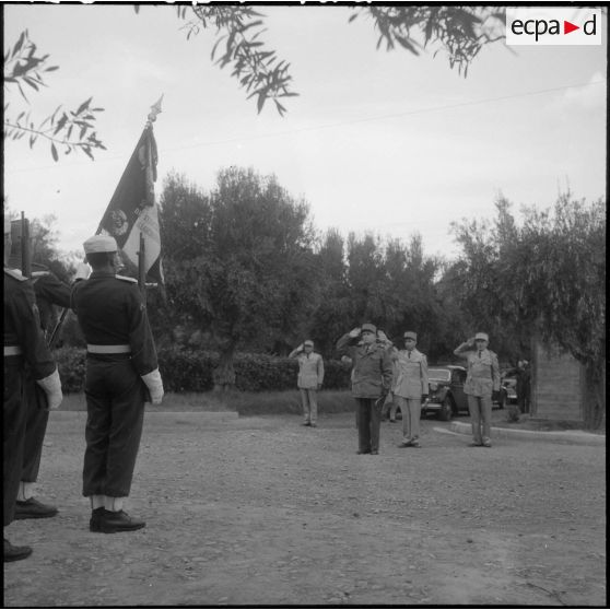 Les personnalités saluent le drapeau du 21e régiment de tirailleurs algériens (21e RTRn).