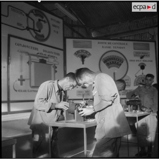 Cours d'électricité au Centre d'instruction de Français de souche nord-africaine (FSNA) CISM 3 de l'Alma.