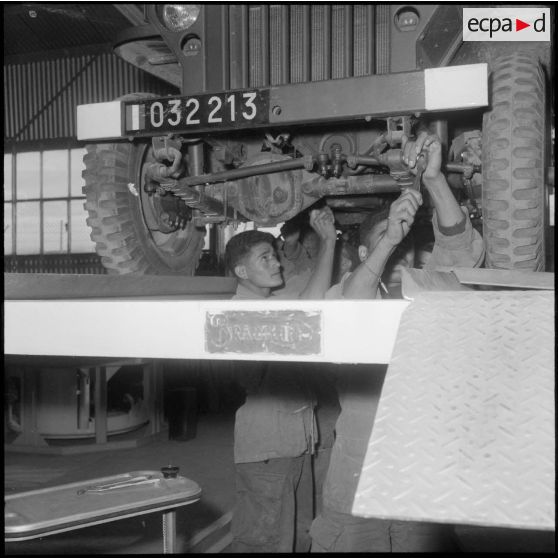 Cours de mécanique générale au Centre d'instruction de Français de souche nord-africaine (FSNA) CISM 3 de l'Alma.