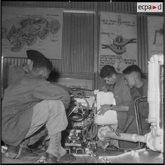 Cours de mécanique sur engins blindés au Centre d'instruction de Français de souche nord-africaine (FSNA) CISM 3 de l'Alma.