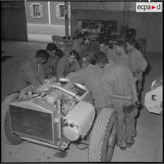 Cours de mécanique sur engins blindés au Centre d'instruction de Français de souche nord-africaine (FSNA) CISM 3 de l'Alma.