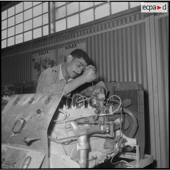 Au Centre d'instruction de Français de souche nord-africaine (FSNA) CISM 3 de l'Alma, démontage du carburateur d'un moteur.