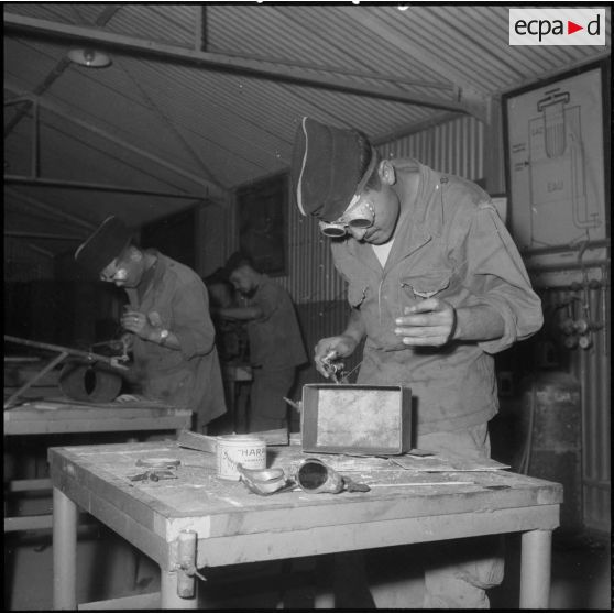 Cours de soudure au Centre d'instruction de Français de souche nord-africaine (FSNA) CISM 3 de l'Alma.