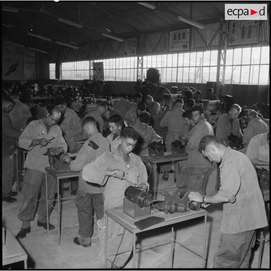 Cours d'électricité au Centre d'instruction de Français de souche nord-africaine (FSNA) CISM 3 de l'Alma.