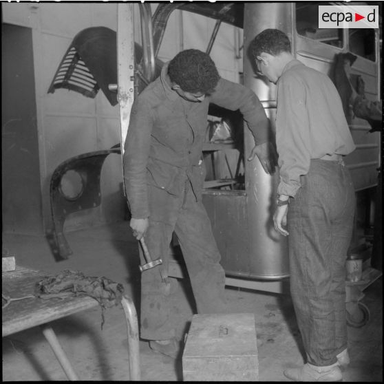 La chaîne de montage de camions de la Société Africaine des automobiles Berliet à Rouiba : montage d'une cabine.