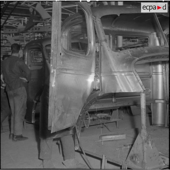 La chaîne de montage de camions de la Société Africaine des automobiles Berliet à Rouiba : montage d'une cabine.
