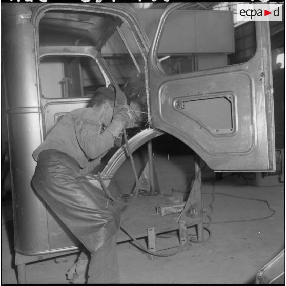 La chaîne de montage de camions de la Société Africaine des automobiles Berliet à Rouiba : montage d'une cabine.
