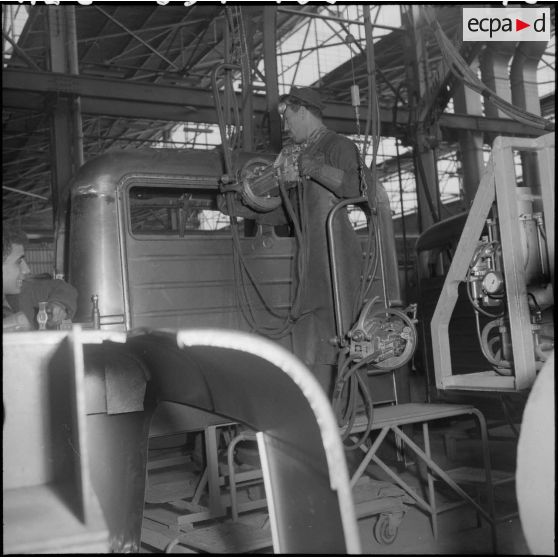 La chaîne de montagde de camions de la Société Africaine des automobiles Berliet à Rouiba : montage d'une cabine.