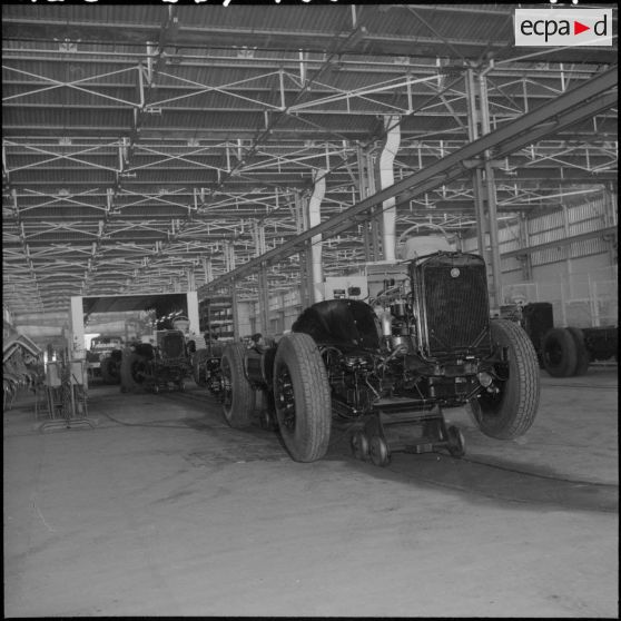 La chaîne de montage de camions de la Société Africaine des automobiles Berliet à Rouiba : vue d'ensemble de la chaîne.