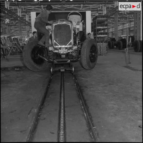 La chaîne de montage de camions de la Société Africaine des automobiles Berliet à Rouiba : vue d'ensemble de la chaîne.