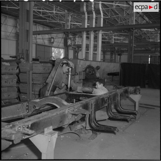 La chaîne de montage de camions de la Société Africaine des automobiles Berliet à Rouiba : rivetage du châssis.