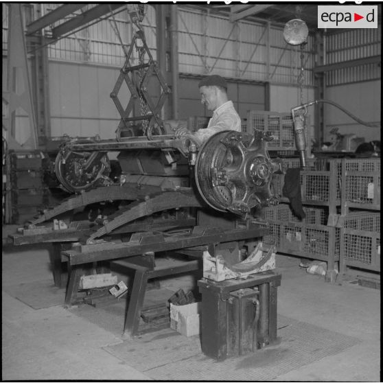 La chaîne de montage de camions de la Société Africaine des automobiles Berliet à Rouiba : Montage d'un pont arrière.
