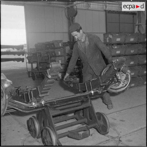 La chaîne de montage de camions de la Société Africaine des automobiles Berliet à Rouiba : Montage d'un pont arrière.