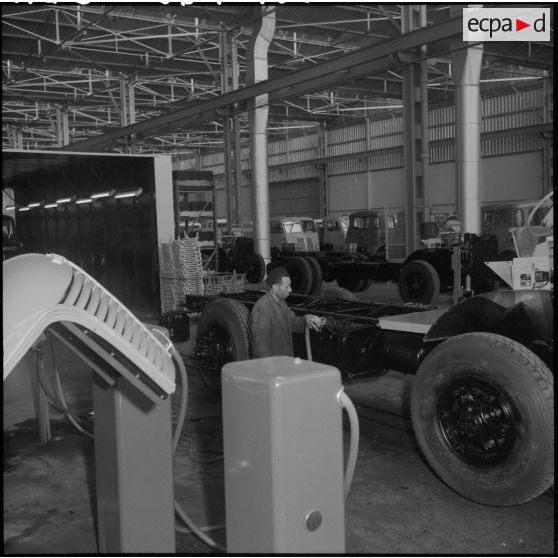 La chaîne de montage de camions de la Société Africaine des automobiles Berliet à Rouiba : ouvrier faisant le plein d'essence.