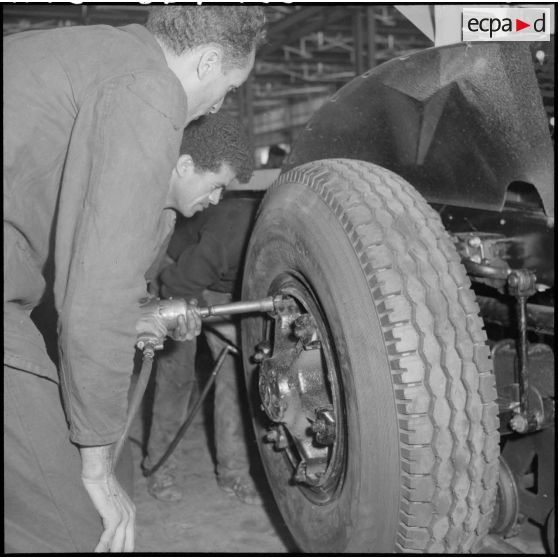 La chaîne de montage de camions de la Société Africaine des automobiles Berliet à Rouiba : pose des roues.