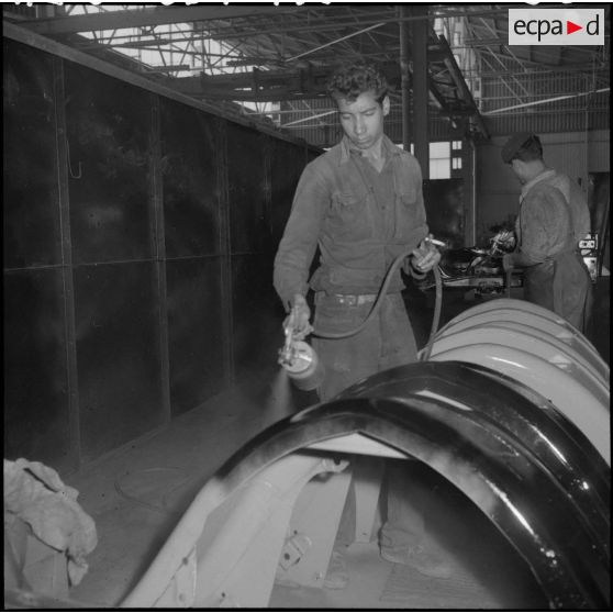 La chaîne de montage de camions de la Société Africaine des automobiles Berliet à Rouiba : peinture au pistolet.