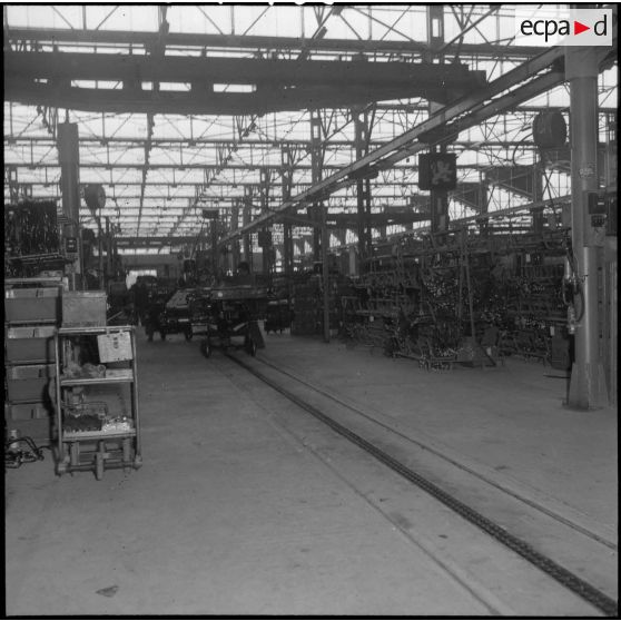 La chaîne de montage de camions de la Société Africaine des automobiles Berliet à Rouiba : vue d'ensemble de la chaîne.