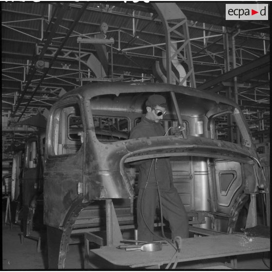 La chaîne de montage de camions de la Société Africaine des automobiles Berliet à Rouiba : montage d'une cabine.