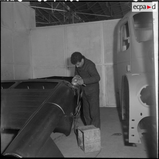 La chaîne de montage de camions de la Société Africaine des automobiles Berliet à Rouiba : montage d'une cabine.