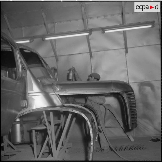 La chaîne de montage de camions de la Société Africaine des automobiles Berliet à Rouiba : peinture au pistolet.